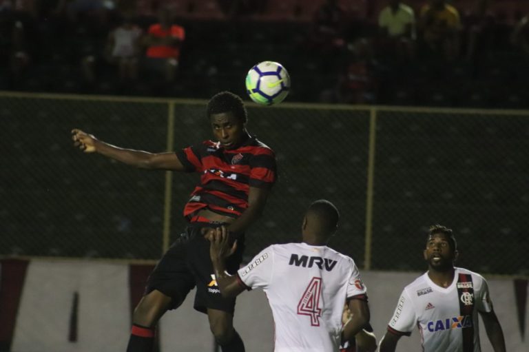 Brasileiro: Vitória empata na estreia