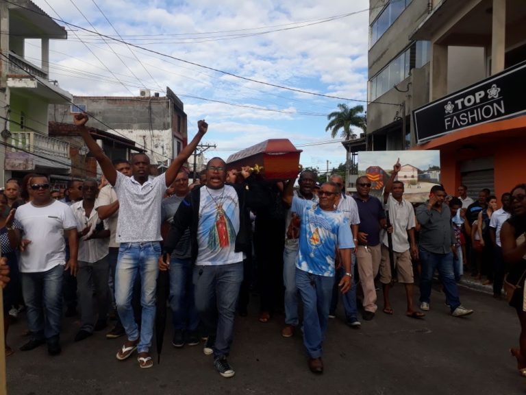 CANDEIAS: SOB APLAUSOS E PROTESTOS, CORPO DE ARTISTA PLÁSTICO É ENTERRADO