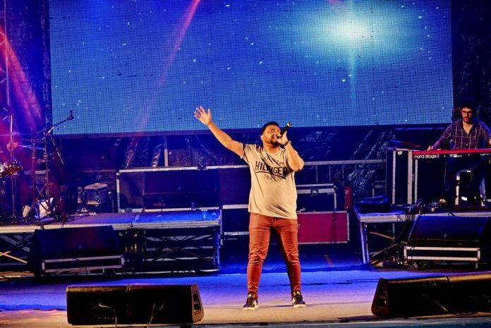 CANDEIAS: ELI SOARES SE APRESENTA NA SEGUNDA NOITE DA SEMANA EVANGÉLICA