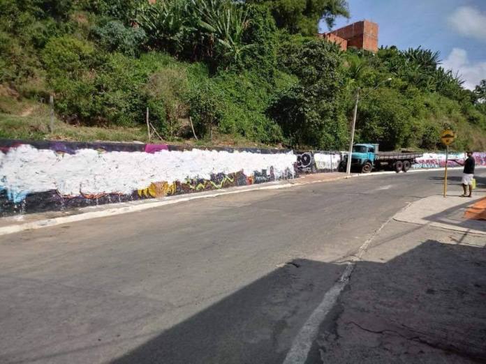 CANDEIAS: GRAFITES SÃO APAGADOS COM TINTA BRANCA NA GETÚLIO VARGAS