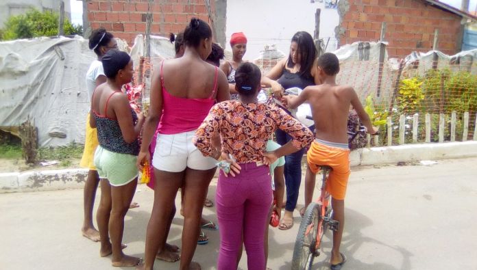 CANDEIAS: ESCRITORA CELEBRA A MARCA DE 5 MIL EXEMPLARES VENDIDOS E DOA OVOS DE PÁSCOA PARA CRIANÇAS