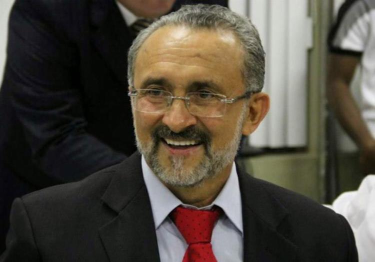 Ex-prefeito de Camaçari é multado em R$ 10 mil por contratar empresa sem licitação