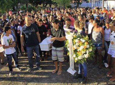 Camaçari: Comoção marca enterro de garota estuprada; vizinho suspeito segue foragido