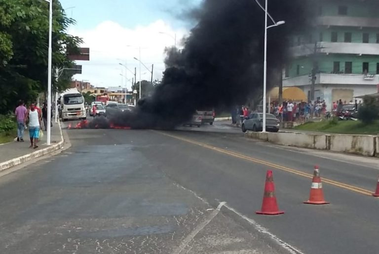 CANDEIAS: CAMINHONEIROS REALIZAM MANIFESTAÇÃO NA BA-522