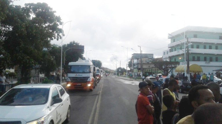 CANDEIAS: CARRETAS COM COMBUSTÍVEL SÃO ESCOLTADAS PELA POLÍCIA MILITAR APÓS MANIFESTAÇÃO