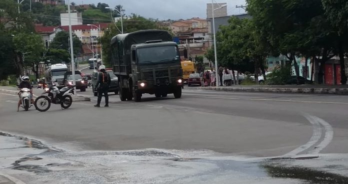 Candeias: Carretas são abastecidas com combustível e escoltadas pela força Nacional