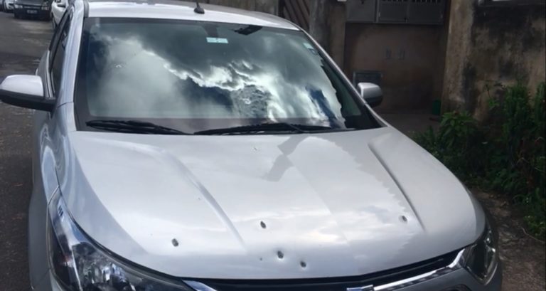 Carro é atingido por mais de dez tiros ao passar por barreira de bandidos durante ataque a banco na BA; motorista saiu ileso