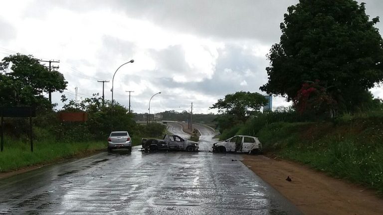 Bandidos explodem caixas eletrônicos e queimam carros em Simões Filho