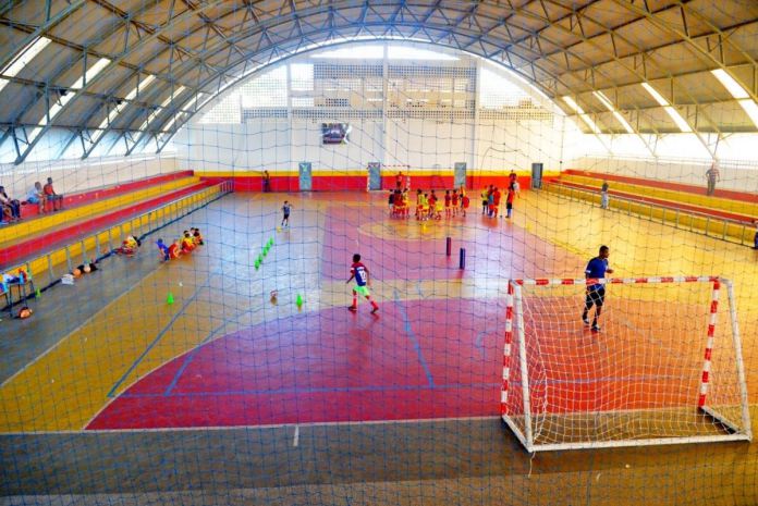 CANDEIAS: GINÁSIO DE ESPORTES OFERECE AULAS GRATUITAS DE FUTSAL