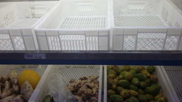 CANDEIAS: GREVE DOS CAMINHONEIROS AFETA ABASTECIMENTO EM FEIRA E SUPERMERCADOS