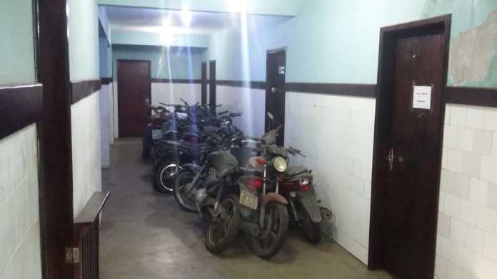 CANDEIAS: MOTOS SÃO ABANDONADAS EM DELEGACIA DO MUNICÍPIO