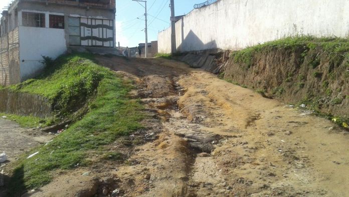 CANDEIAS: MURO DE ESCOLA AMEAÇA DESABAR, AFIRMA MORADORES