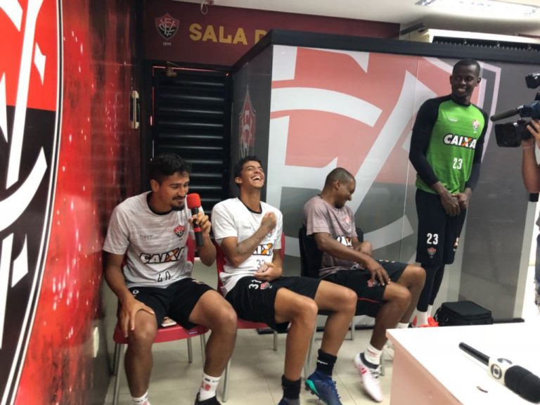 Jogadores do Vitória prestigiam coletiva de Ronaldo e Ramon ‘vira repórter’