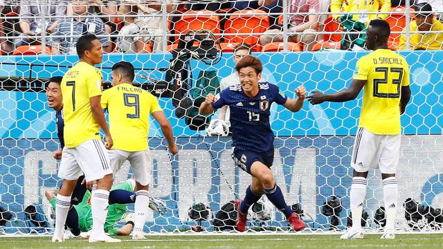 Com um a mais desde o início do jogo, Japão domina, vence a Colômbia e faz história