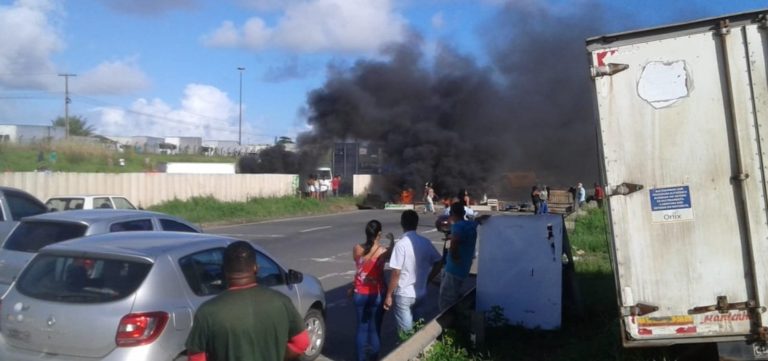 Manifestação causa engarrafamento nos dois sentidos da BA-526
