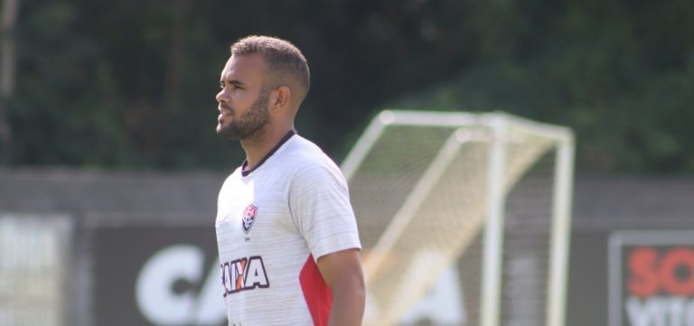 O volante José Welison anunciou a despedida do Vitória pelas redes sociais e confirmou que irá defender o Atlético-MG na temporada. A publicação foi feita no Instagram, na manhã de hoje (28). “Meu amor pelo Vitória não vai acabar”, disse o atleta.  Com a camisa rubro-negra, o jogador de 23 anos marcou ao todo quatro gols em 106 jogos. José Welison afirmou que chegou a ser procurado pela atual diretoria para renovar o contrato, que se encerra neste ano. No entanto, ele decidiu aceitar a proposta do Galo.