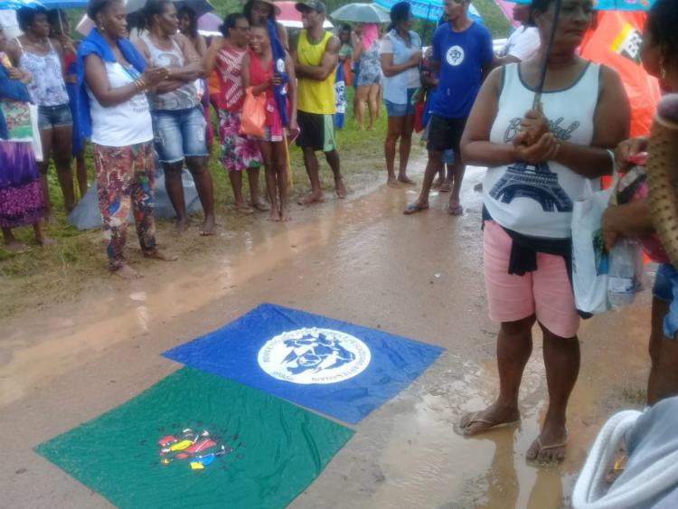 Pescadores realizam protesto após vazamento de óleo em Candeias