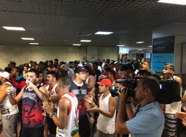 Vitoria ‘dribla’ torcedores no aeroporto e sai pelo terminal de cargas