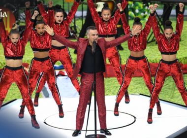Copa é aberta com show de Robbie Williams e presença de Ronaldo Fenômeno