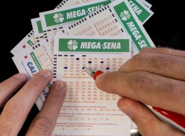 Mega-Sena acumula e pode premiar R$ 5,5 milhões na quarta-feira