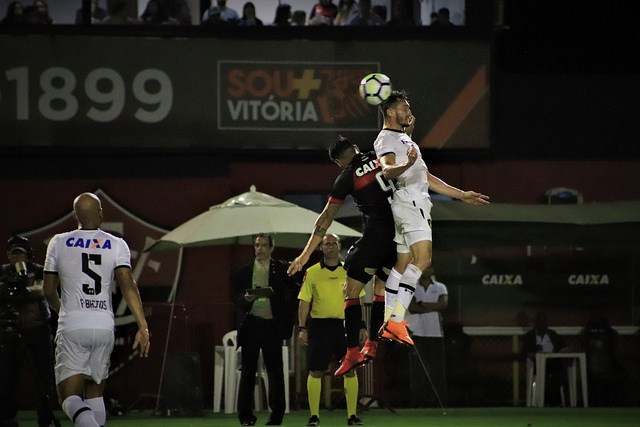 VITÓRIA BATE O SPORT NO BARRADÃO E SE MANTÉM FORA DO Z-4