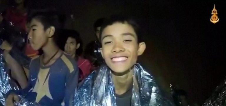 Grupo resgatado de caverna vai ficar internado por uma semana