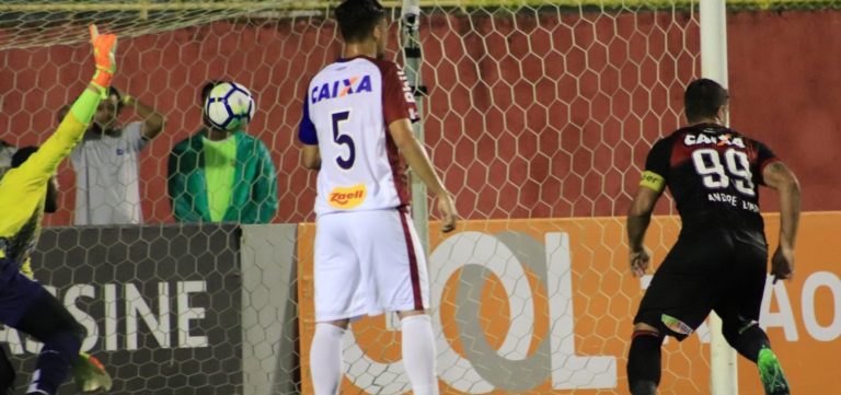 Vitória vence o Paraná por 1 a 0 na volta do Brasileirão