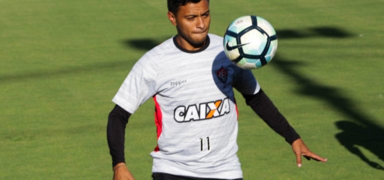 Vitória chega a acordo e rescinde contrato de Cleiton Xavier
