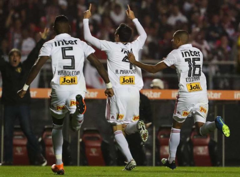 Corinthians se segura no 1° tempo, mas São Paulo atropela no 2° e segue na cola do Fla