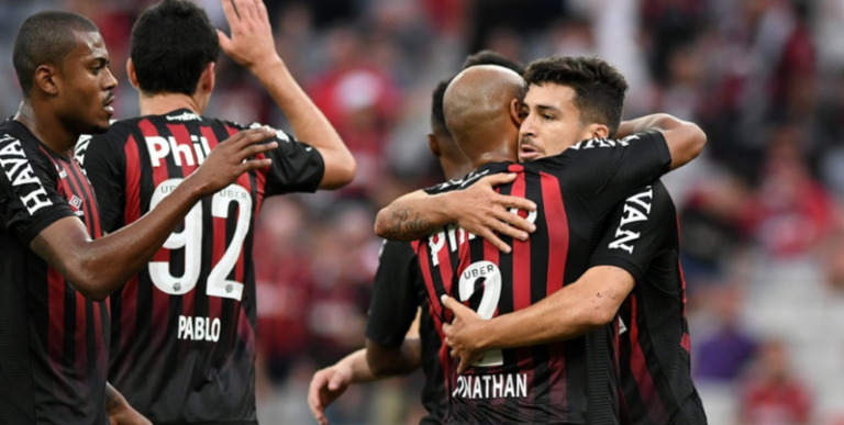 Atlético-PR goleia o Vitória e sai da lanterna do Campeonato Brasileiro