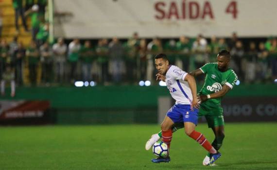 Gilberto estreia com gol, mas Bahia cede empate para a Chape na Arena Condá