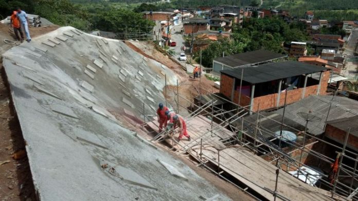 CANDEIAS: OBRAS DE CONTENÇÃO DE ENCOSTAS SEGUEM COM ATRASO