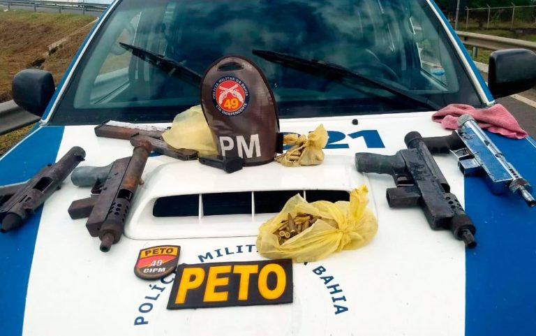 Quatro submetralhadoras e munições de fuzil são apreendidas após abordagem a carro em Salvador