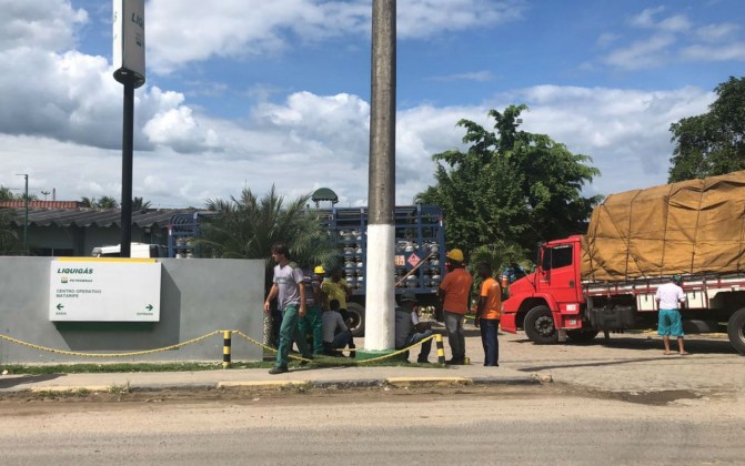 SÃO F. DO CONDE: MOTORISTAS DE CAMINHÃO E REVENDEDORES DE GÁS REALIZAM PROTESTO