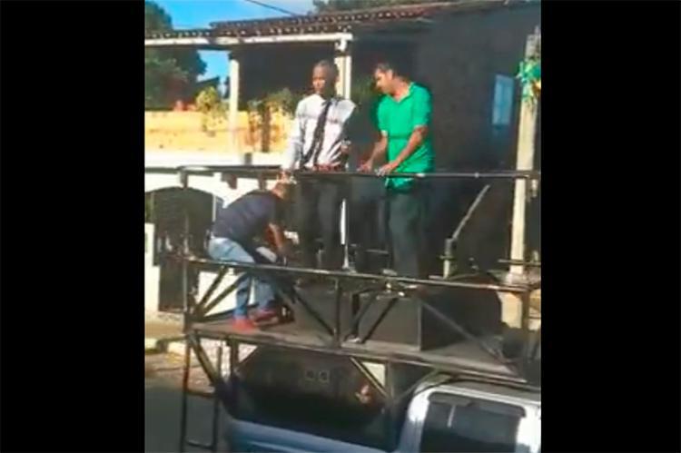 Pastor Sargento Isidório cai de minitrio durante ato de campanha