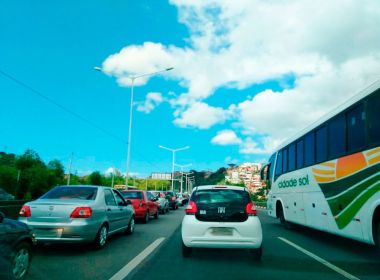 Corpo é encontrado em BR-324 e trânsito fica congestionado no sentido Salvador