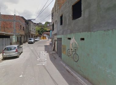 Menino de dez anos é baleado na frente de casa no bairro de Arraial do Retiro