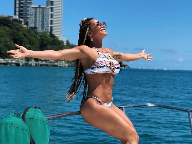 Scheila Carvalho celebra 45 anos em plena forma!
