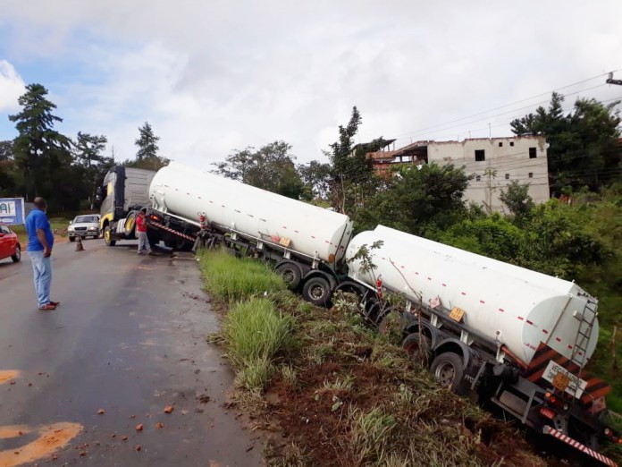 CANDEIAS: CARRETA DERRAPA E FICA ATRAVESSADA EM BA