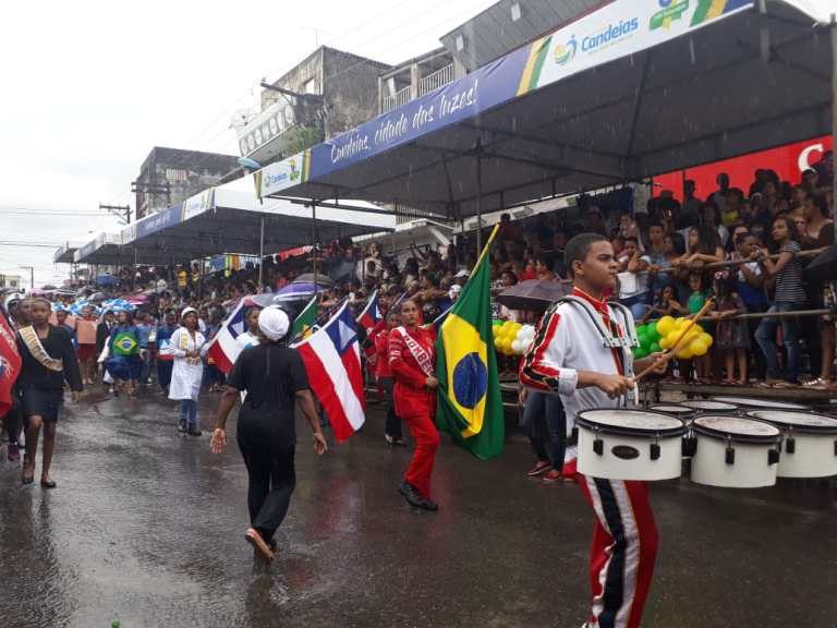 CANDEIAS: SOB CHUVA, MILHARES DE PESSOAS ACOMPANHAM DESFILE CÍVICO DE SETE SETEMBRO