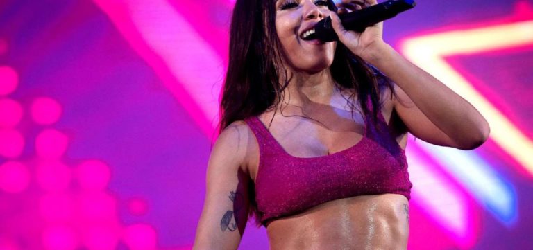 Anitta é pedida em casamento em show e responde: ‘Pegar a gente ainda pensa…’