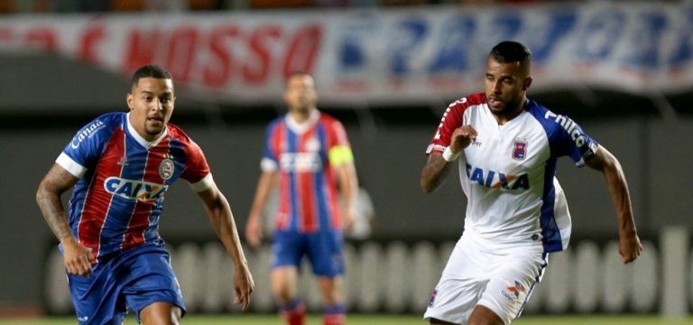 Com Pituaçu lotado, Bahia vence o Paraná por 2 a 0