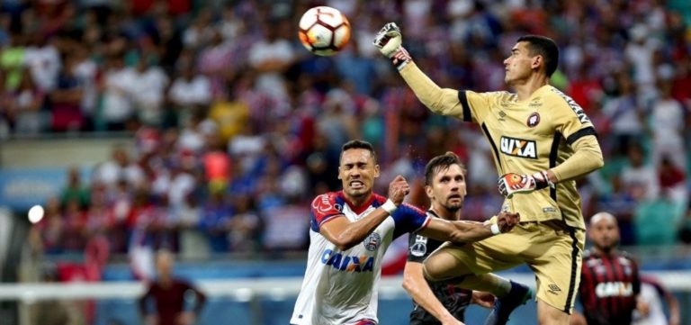 VAR rouba a cena e Bahia perde para o Atlético-PR por 1 a 0 na Sul-Americana