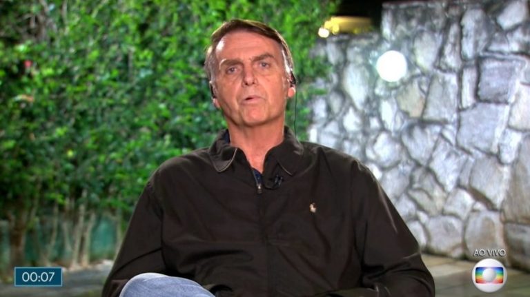 No JN, Bolsonaro diz que vice ‘foi infeliz’ e promete não acabar com o Bolsa Família