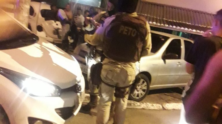 Suspeitos com veículo roubado são baleados em confronto com a polícia em Cosme de Farias