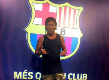 Jornal catalão sugere que Barça rompa com Ronaldinho por apoiar Bolsonaro