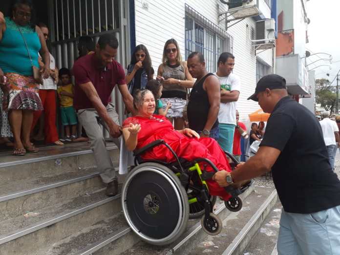 CANDEIAS: CADEIRANTE É CARREGADA POR ELEITORES PARA SUBIR ESCADA