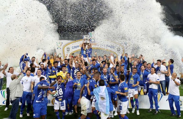 Cruzeiro bate o Corinthians por 2 a 1 e é campeão da Copa do Brasil