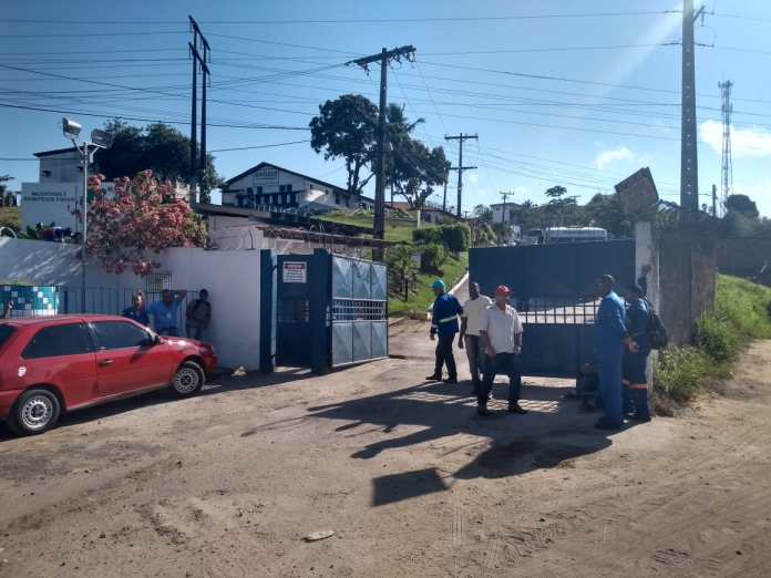 CANDEIAS: TRABALHADORES TERCEIRIZADOS DA EMBASA PARALISAM AS ATIVIDADES