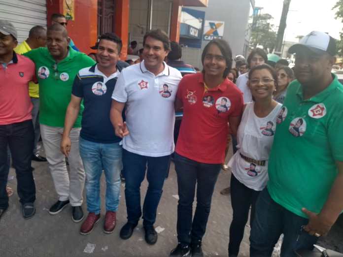 CANDEIAS: ACOMPANHADO DE ALIADOS, PREFEITO VOTA EM ESCOLA NO CENTRO DA CIDADE